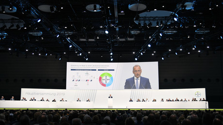 Le directeur général du géant allemand de la chimie Bayer, Werner Baumann, prononce un discours lors de l'assemblée générale annuelle du groupe à Bonn, en Allemagne, le 26 avril.