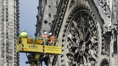 Des ouvriers sécurisent la cathédrale de Notre-Dame, le 29 avril 2019.