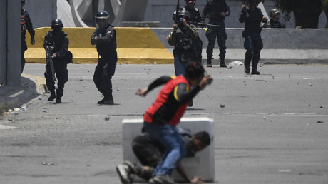 Affrontements entre militaires, coups de feu, gaz lacrymogènes : le Venezuela sous tension (VIDEOS)