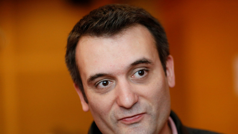  Florian Philippot offusque la classe politique en décrochant un drapeau européen