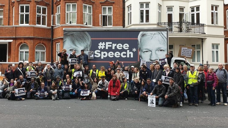 En immersion : le périple londonien de Gilets jaunes venus soutenir Julian Assange