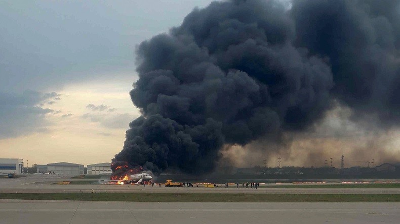 41 morts après l’atterrissage d'urgence d'un avion en feu à Moscou