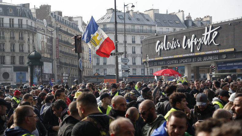 Le sort de Camelia, militante enceinte arrêtée le 1er mai et menacée d'expulsion, suscite l'émoi