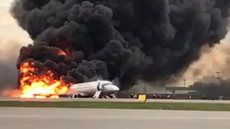 Les vidéos choc du Soukhoï en proie aux flammes, depuis l'intérieur et l'extérieur de l'avion
