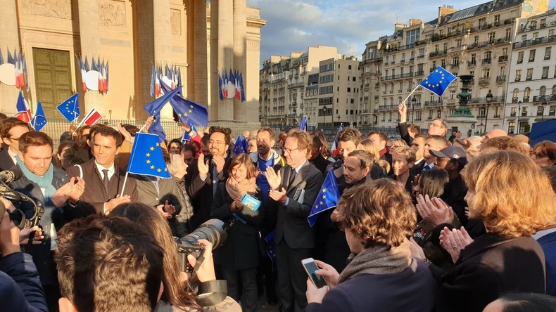 LREM rend hommage à Simone Veil au Panthéon devant quelques dizaines de sympathisants (VIDEOS)