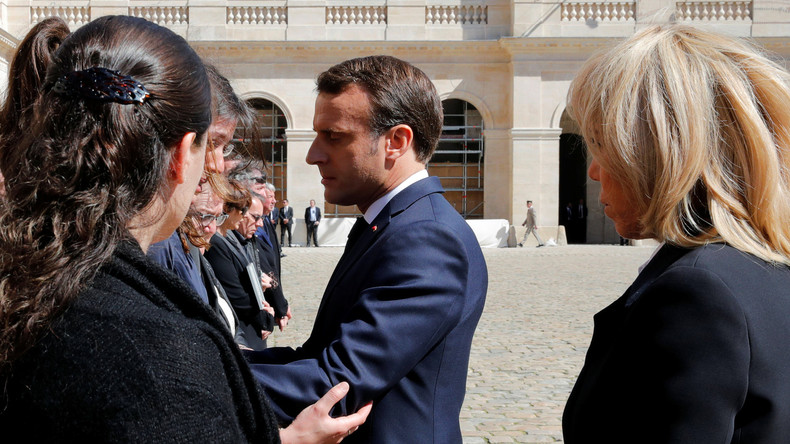 Pourquoi la mère d'un des soldats morts au Burkina a-t-elle repoussé la main d'Emmanuel Macron ?