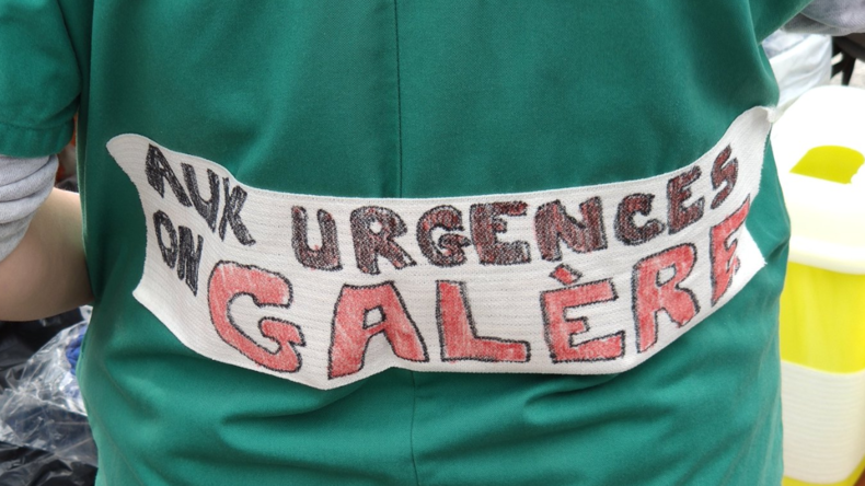 Urgences en grève : rassemblement de personnels hospitaliers devant la mairie de Paris (IMAGES)