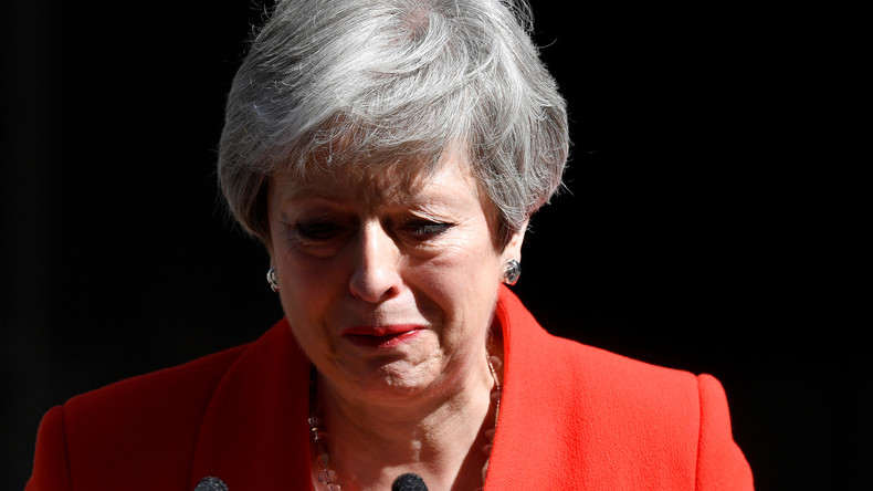 En larmes, Theresa May annonce sa démission