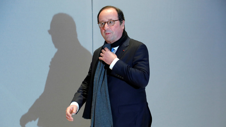 Attentat déjoué contre des policiers : une photo montre l'un des suspects posant avec Hollande 