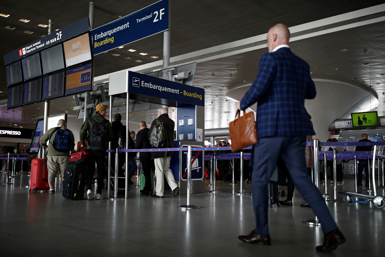 Аэропорт де голль вылет. Люди на паспортном контроле.
