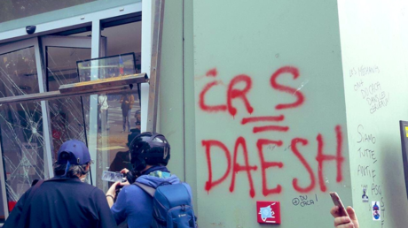 «CRS = Daesh» : ce graffiti qui indigne la police