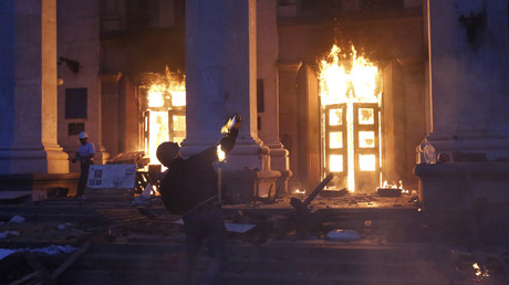 Un homme lance un cocktail Molotov contre la Maison des syndicats en proie aux flammes, à Odessa, le 2 mai 2014.