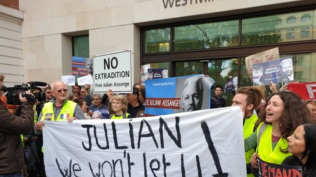Des Gilets jaunes sont venus soutenir le fondateur de WikiLeaks Julian Assange devant le tribunal de Westminster, le 2 mai.