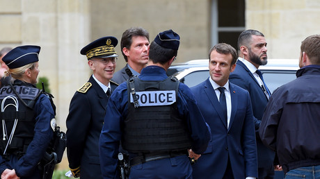 Emmanuel Macron  salue des policiers au sortir de la préfecture de Gironde à Bordeaux le 1er mars (image d'illustration).