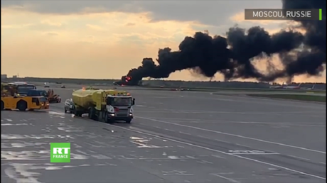 Les terribles images du moment où l'avion russe en feu atterrit à Moscou (VIDEO)