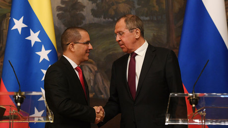 Le ministre russe des Affaires étrangères reçoit le 5 mai à Moscou son homologue vénézuelien  Jorge Arreaza. 
