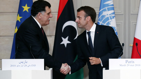 Emmanuel Macron et Fayez al-Saraj, lors de la visite du président du Conseil présidentiel d'union nationale libyen, au palais l'Elysée, à Paris, le 29 mai 2018 (image d'illustration).