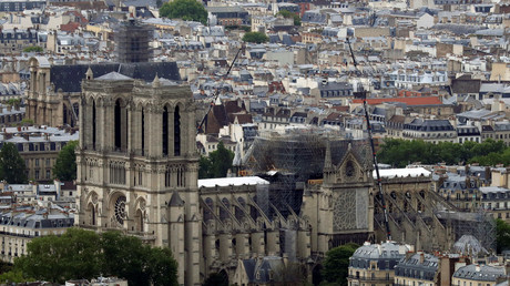 La cathédrale Notre-Dame de Paris revêtue d'une bâche blanche la protégeant des intempéries (image d'illustration).