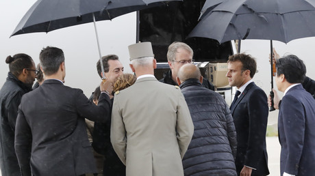 Le président français Emmanuel Macron accueille les otages libérés au Burkina Faso à leur arrivée à l'aéroport de Villacoublay, près de Paris, le 11 mai 2019.