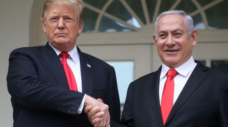 Le président américain Donald Trump serre la main du Premier ministre israélien Benjamin Netanyahou devant la Maison Blanche, le 25 mars 2019 (image d'illustration). 