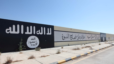 Des drapeaux et des slogans de Daesh peints sur un mur dans un quartier de la ville libyenne de Syrte, le 22 août 2016  (image d'illustration). 