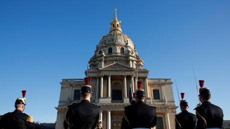 Macron préside l'hommage aux Invalides pour les deux militaires tués au Burkina Faso