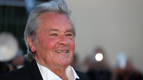 Pétition contre la palme d'honneur d'Alain Delon : le festival maintient son hommage