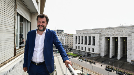 Matteo Salvini pose sur le balcon d'un appartement saisi à la mafia et situé en face du Palais de justice de Milan, le 7 mai 2019 (image d'illustration).