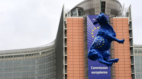Statue d’une vache peinte aux couleurs de l’Union européenne pendue au bâtiment de la Commission européenne à Bruxelles, le 7 septembre 2015 (illustration).