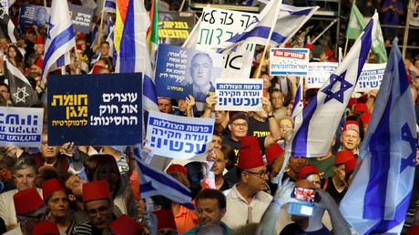 «On ne vous laissera pas être un dictateur»: des milliers d'Israéliens manifestent contre Netanyahou