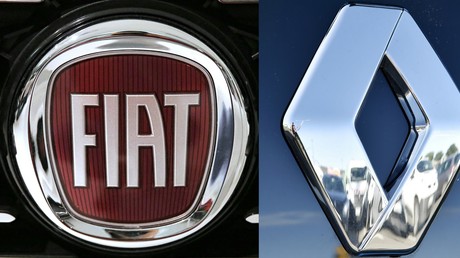 Montage de photographies représentant les logos des marques Fiat et Renault, dont les constructeurs pourraient fusionner, (illustration). 