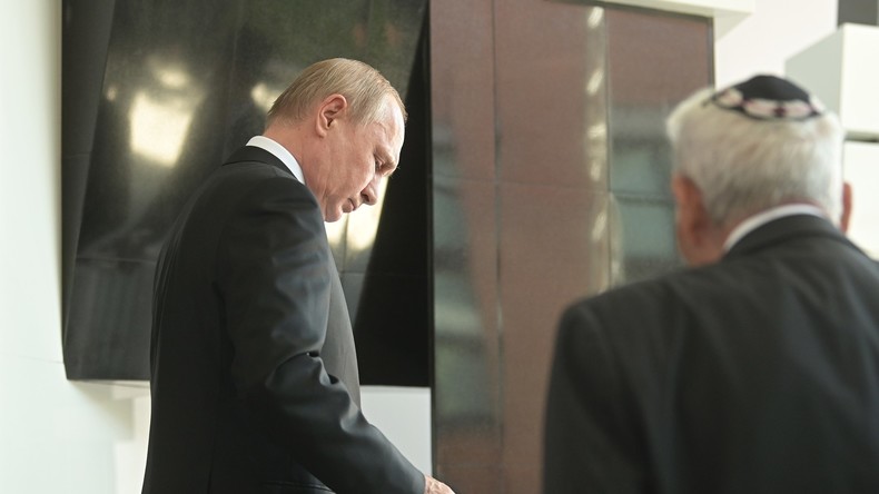 Vladimir Poutine célèbre les héros de la Résistance dans les camps de concentration