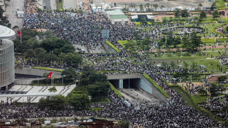 Hong Kong : heurts entre policiers et manifestants devant le Parlement (IMAGES)