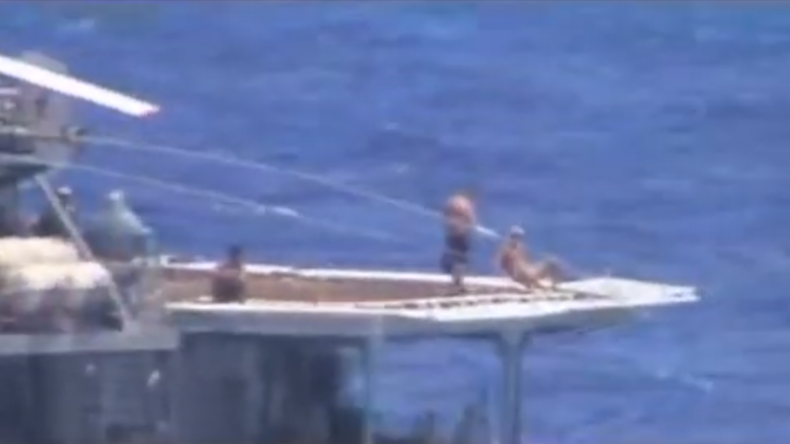 Incident naval : des marins russes dénudés filmés en train de bronzer par l'US Navy (IMAGES)