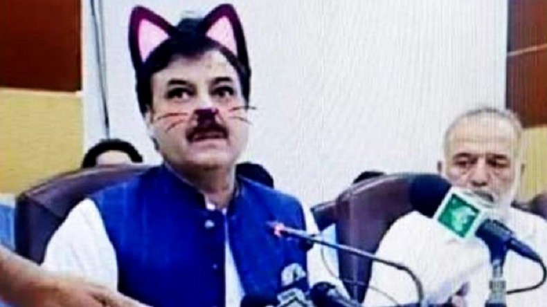 Un ministre d’une région pakistanaise affublé d’oreilles de chat virtuelles lors d'un live (IMAGES)