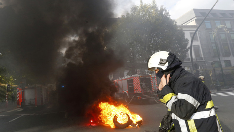 Tirs de lance à incendie et blocages de routes : les soldats du feu manifestent à Bruxelles (IMAGES)