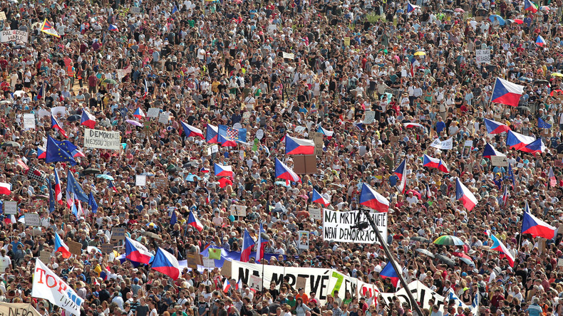 Imposante manifestation à Prague contre le Premier ministre, soupçonné de fraude (IMAGES)