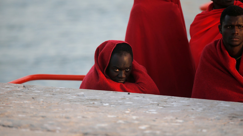 Crise migratoire  : comment les passeurs abandonnent les migrants sur un canot en pleine mer (VIDEO)