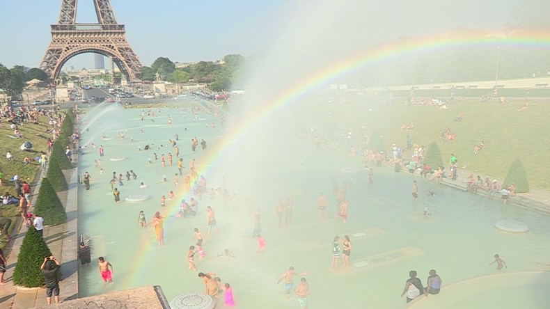 Pour parer à la canicule, les Parisiens se rafraîchissent dans les fontaines