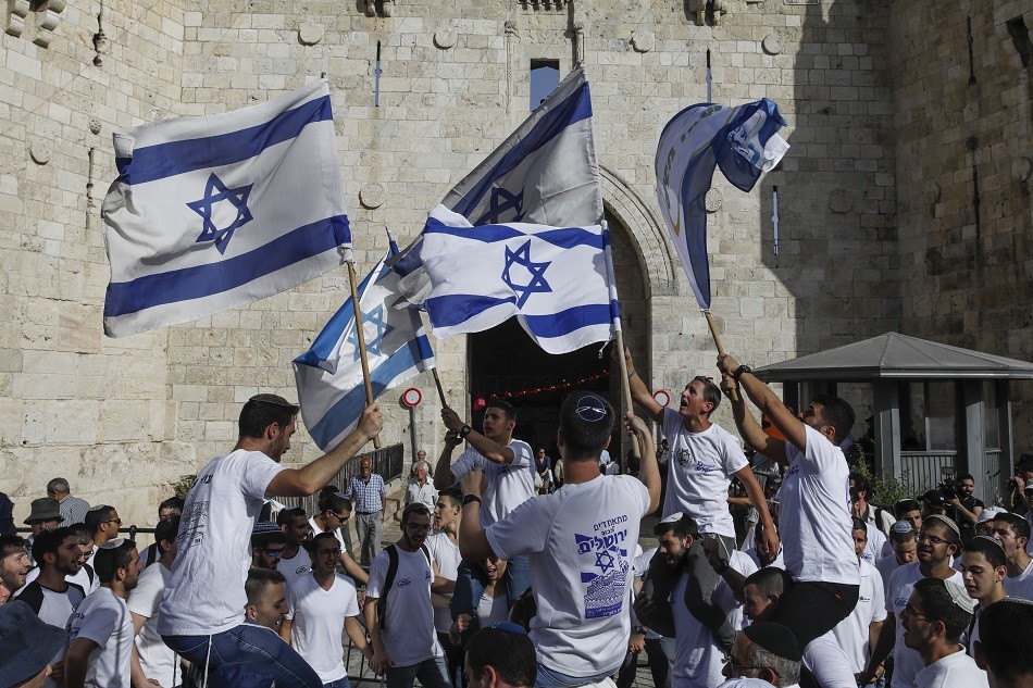 Des milliers d'Israéliens célèbrent la prise de Jérusalem-Est (IMAGES)