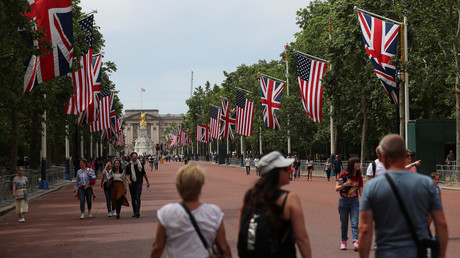 Désistement, invective, consignes politiques : la visite de Trump à Londres pulvérise les protocoles