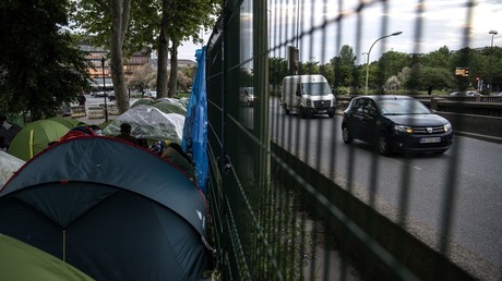 Des tentes occupées par des migrants le long du périphérique au niveau de la porte d'Aubervilliers, le 16 mai 2019.