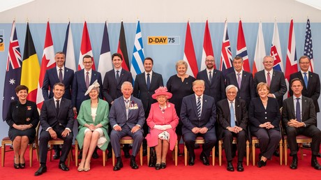 La reine Élisabeth II en compagnie des dirigeants des pays alliés à Portsmouth le 5 juin 2019.
