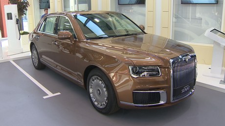 Un cabriolet Aurus doré présenté au Forum économique de Saint-Pétersbourg