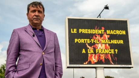 Le publicitaire Michel-Ange Flori devant une de ses affiches, le 25 avril 2019, à La Seyne-sur-Mer, dans le sud de la France (image d'illustration).