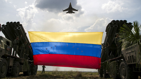 Un Sukhoi Su-30 russe survole un drapeau vénézuélien.