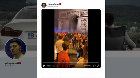 Capture d'écran sur Twitter d'une vidéo des supporteurs turcs rassemblés devant l'Arc de Triomphe dans la nuit du 8 au 9 juin 2019.