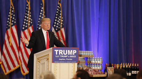 Le candidat républicain à la présidence des Etats-Unis, Donald Trump, prend la parole devant un étal  d'eau, de vin et de steaks produits sous sa marque au Trump National Golf Club en Floride, 8 mars 2016 (illustration).