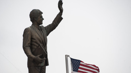 Guerre au Kosovo : un timbre pour Bill Clinton, une statue pour Madeleine Albright