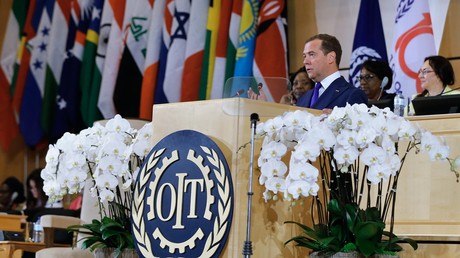Le Premier ministre russe, Dmitri Medvedev, prend la parole lors de la session plénière de la Conférence internationale du Travail au Palais des Nations à Genève le 11 juin 2019.